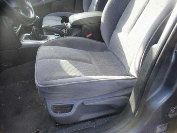 Seat, left from a Peugeot 407 (6D) 2.0 16V 2005