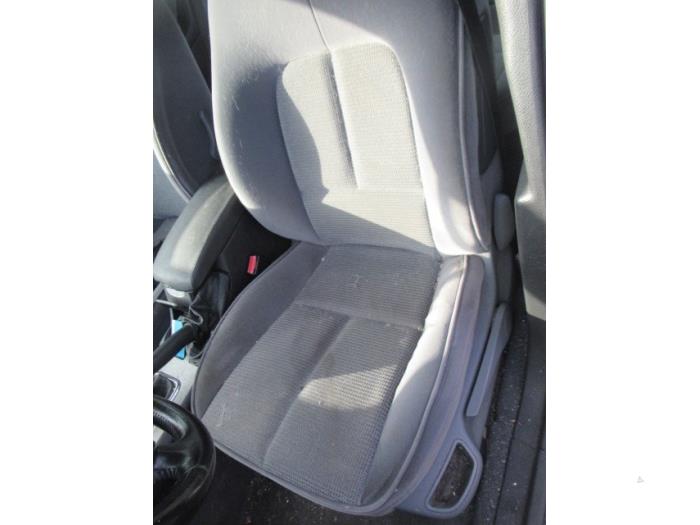 Seat, left from a Peugeot 407 (6D) 2.0 16V 2005