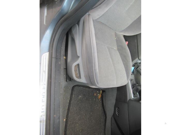 Seat, right from a Peugeot 407 (6D) 2.0 16V 2005