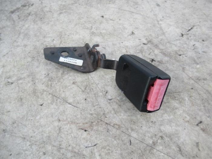 Rear seatbelt buckle, left from a Peugeot 407 (6D) 2.0 16V 2005