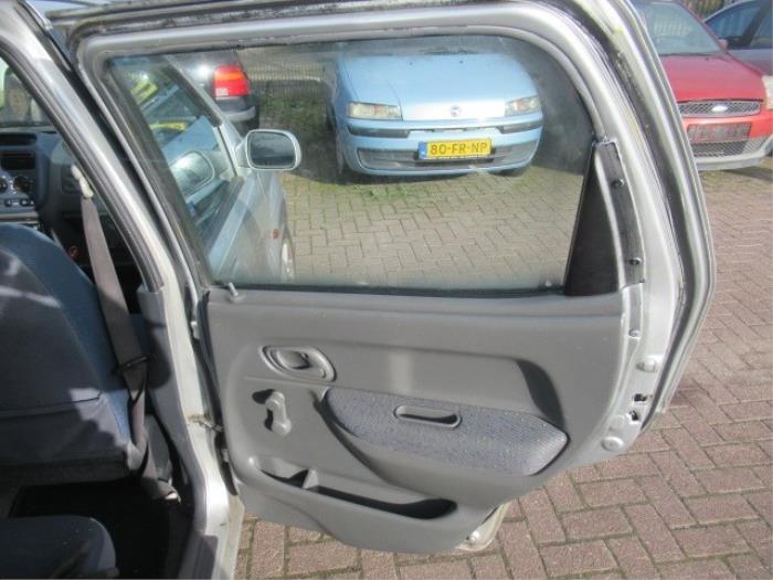 Tapicerka drzwi prawych tylnych wersja 4-drzwiowa z Suzuki Ignis (FH) 1.3 16V 2003