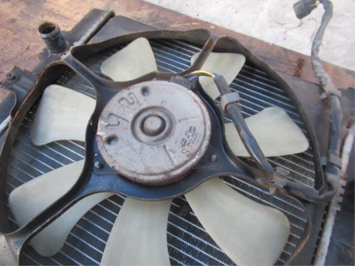 Radiator fan from a Suzuki Ignis (FH) 1.3 16V 2003
