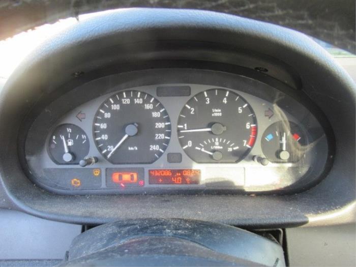 Instrument panel from a BMW 3 serie (E46/4) 316i 2000