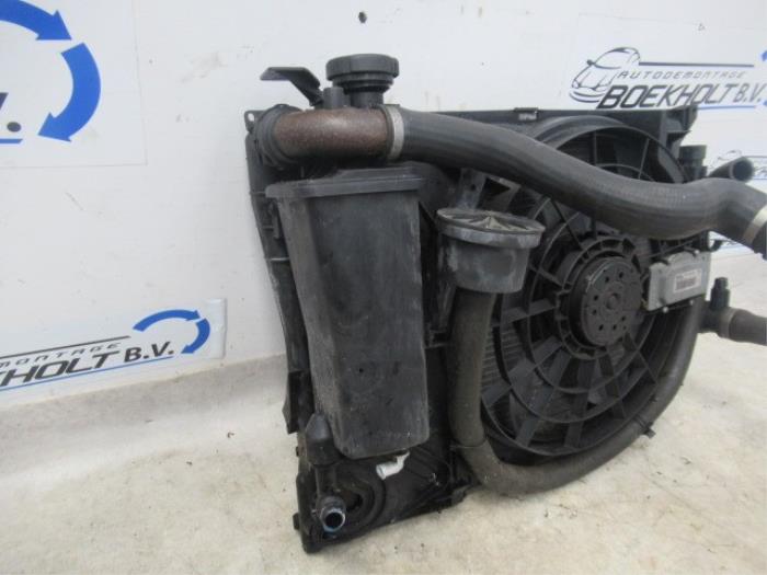 Radiator fan from a BMW 3 serie (E46/4) 316i 2000