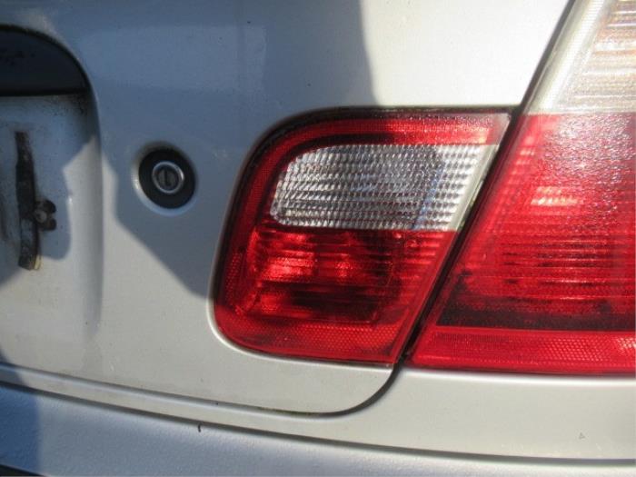Feu arrière secondaire droit d'un BMW 3 serie (E46/4) 316i 2000