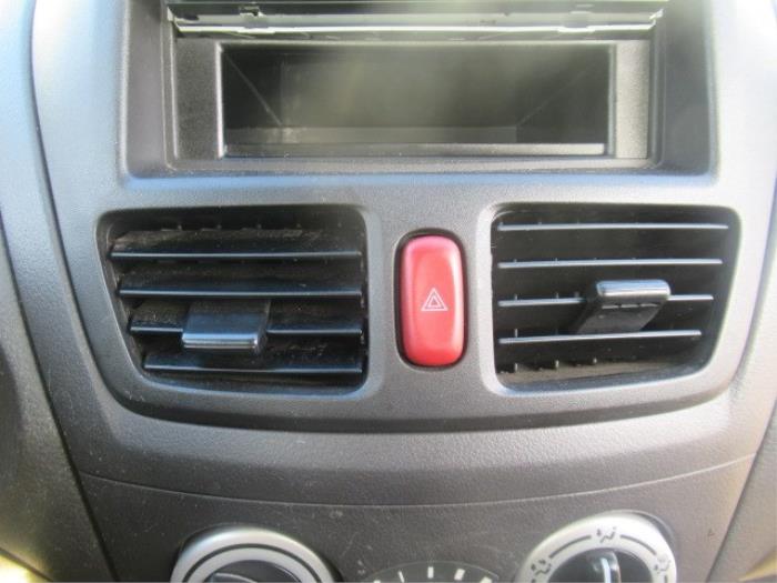 Dashboard vent from a Suzuki Liana (ERC/ERD/RH4) 1.6 MPi 16V 2001