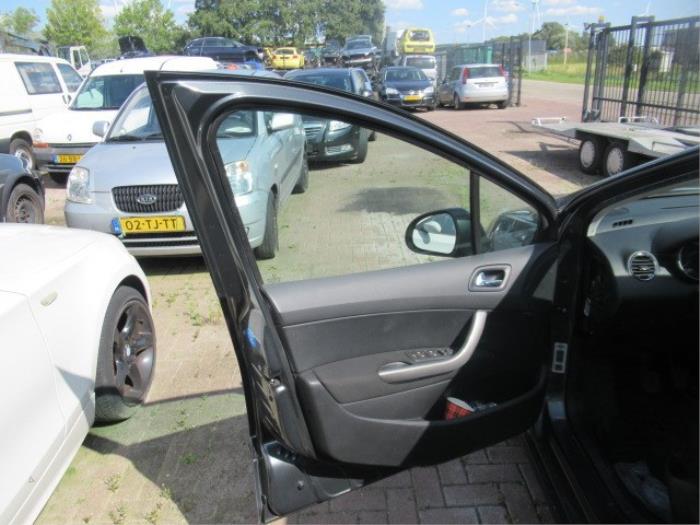 Tapicerka drzwi lewych przednich wersja 4-drzwiowa z Peugeot 308 (4A/C) 1.6 VTI 16V 2008