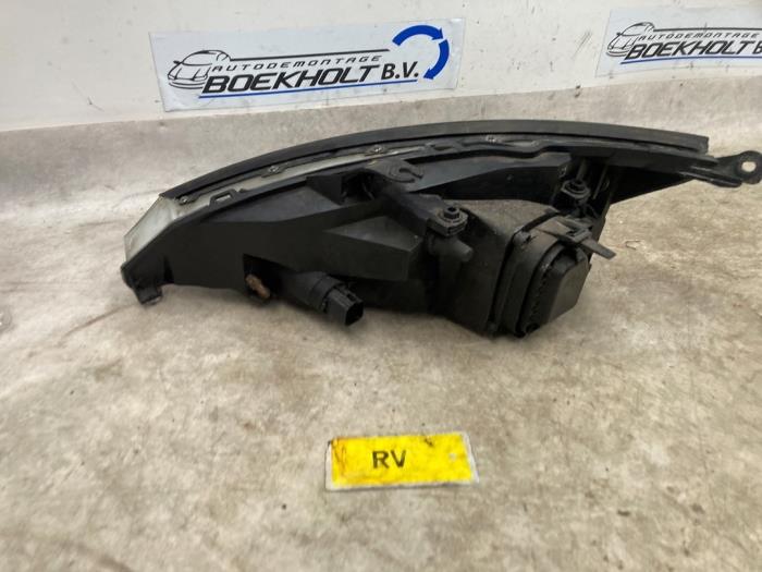 Headlight, right from a Ford Focus 1 1.6 16V 2001