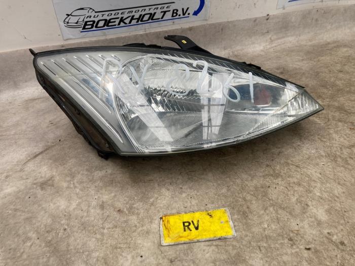 Headlight, right from a Ford Focus 1 1.6 16V 2001