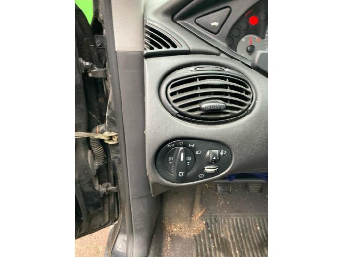 Dashboard vent from a Ford Focus 1 1.6 16V 2001