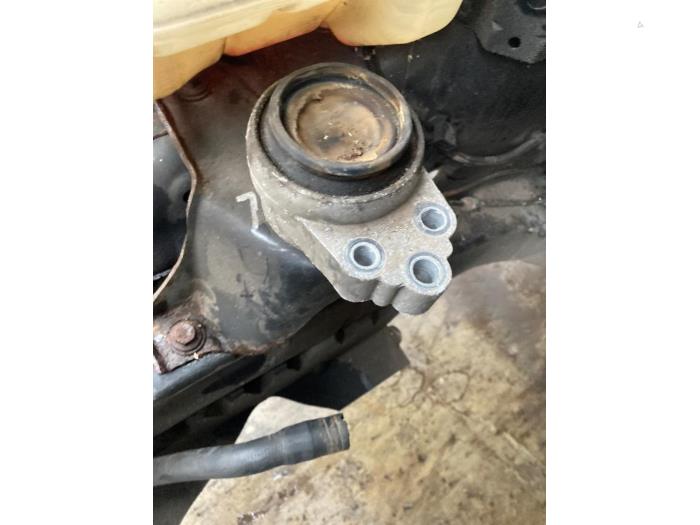 Engine mount from a Ford Focus 1 1.6 16V 2001