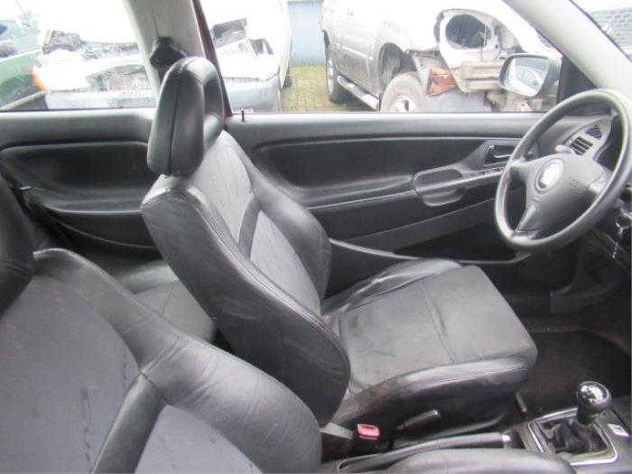 Siège gauche d'un Seat Ibiza II (6K1) 1.4 16V 2001