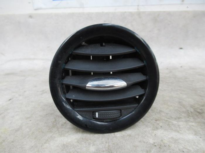 Rejilla de aire de salpicadero de un Opel Corsa D 1.3 CDTi 16V ecoFLEX 2011