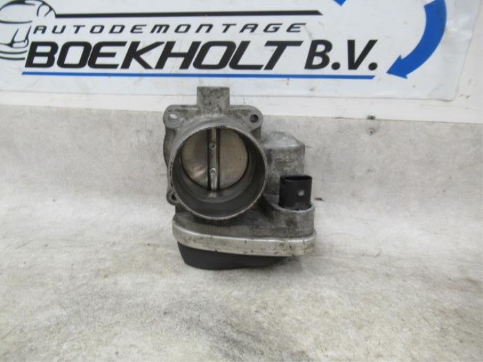 Throttle body from a Volkswagen Golf IV (1J1) 1.6 16V 2003