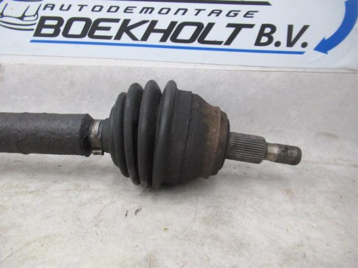 Front drive shaft, right from a Volkswagen Golf IV (1J1) 1.6 16V 2003