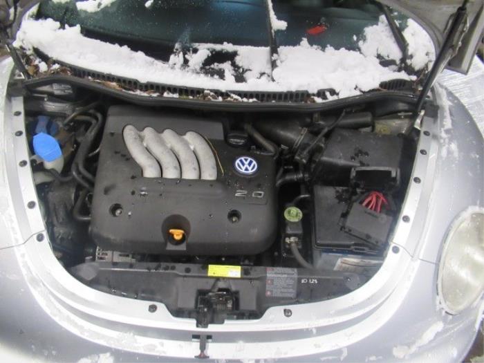 Plaque de protection moteur d'un Volkswagen New Beetle (9C1/9G1) 2.0 1999