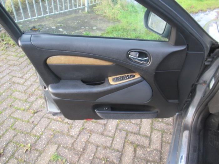 Tapizado de puerta de 4 puertas izquierda delante de un Jaguar S-type (X200) 3.0 V6 24V 2001