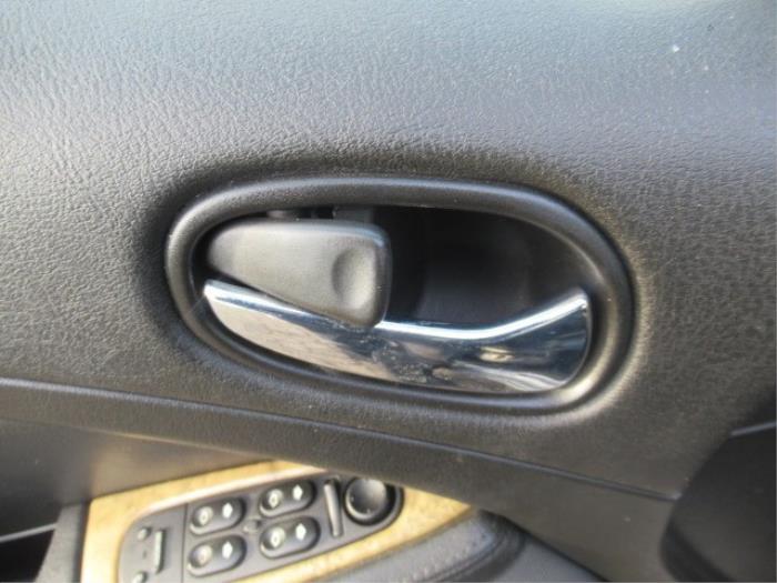 Poignée de porte avant gauche d'un Jaguar S-type (X200) 3.0 V6 24V 2001