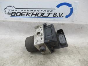 Używane Pompa ABS Ford Mondeo III Wagon 1.8 16V SCI Cena € 69,00 Procedura marży oferowane przez Boekholt autodemontage B.V