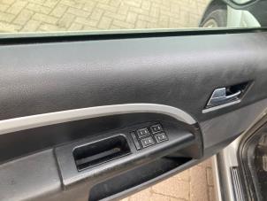 Usados Interruptor de ventanilla eléctrica Ford Mondeo III Wagon 1.8 16V SCI Precio € 27,00 Norma de margen ofrecido por Boekholt autodemontage B.V