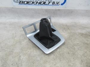 Używane Pokrywa dzwigni zmiany biegów Ford Mondeo III Wagon 1.8 16V SCI Cena € 27,00 Procedura marży oferowane przez Boekholt autodemontage B.V