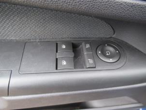 Usados Interruptor de ventanilla eléctrica Opel Zafira (M75) 2.2 16V Direct Ecotec Precio € 48,00 Norma de margen ofrecido por Boekholt autodemontage B.V