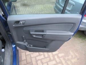Używane Tapicerka drzwi prawych tylnych wersja 4-drzwiowa Opel Zafira (M75) 2.2 16V Direct Ecotec Cena € 54,00 Procedura marży oferowane przez Boekholt autodemontage B.V
