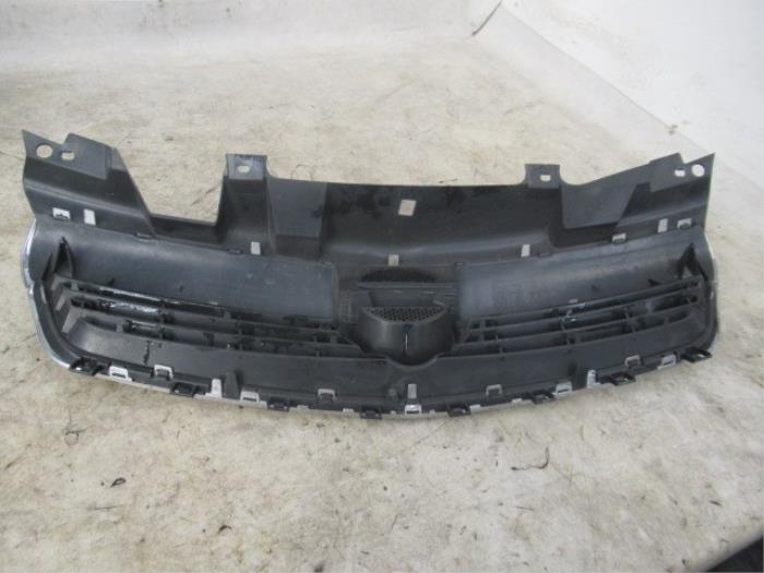 Grille from a Opel Zafira (M75) 2.2 16V Direct Ecotec 2007