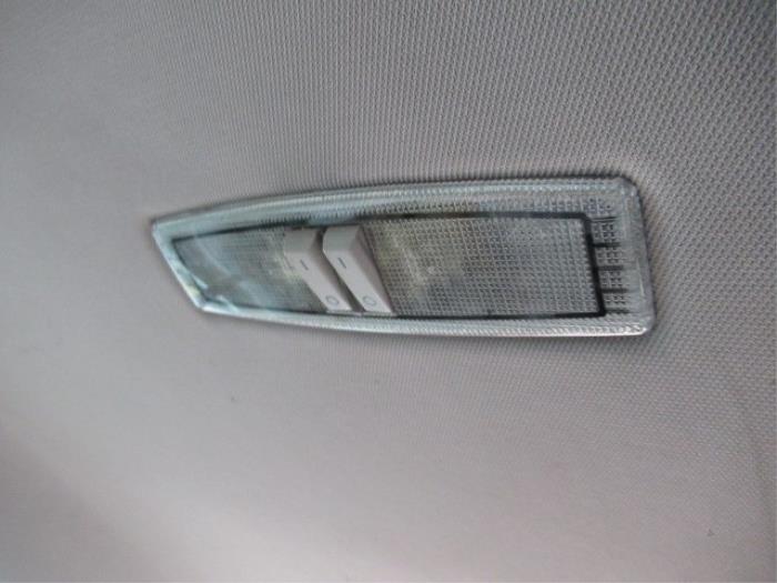 Iluminación interior detrás de un Opel Zafira (M75) 2.2 16V Direct Ecotec 2007