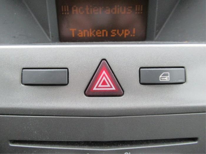Interruptor de luz de pánico de un Opel Zafira (M75) 2.2 16V Direct Ecotec 2007