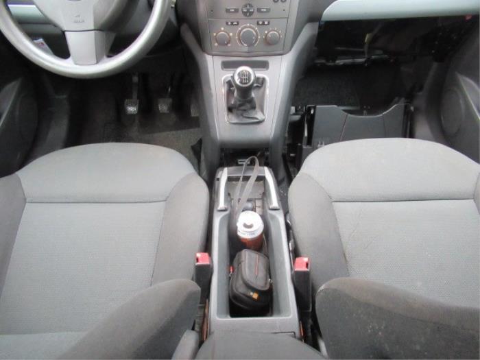 Lengüeta cinturón de seguridad derecha delante de un Opel Zafira (M75) 2.2 16V Direct Ecotec 2007