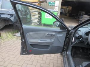 Używane Tapicerka drzwi lewych przednich wersja 4-drzwiowa Seat Ibiza III (6L1) 1.4 16V 85 Cena € 42,00 Procedura marży oferowane przez Boekholt autodemontage B.V