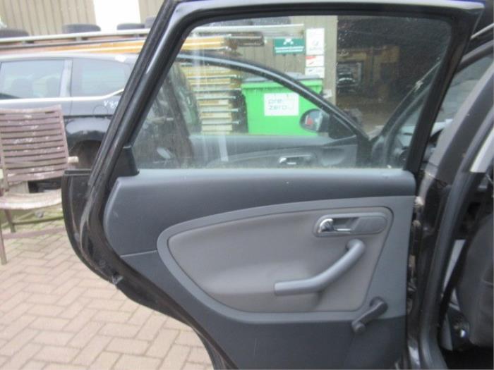 Tapicerka drzwi lewych tylnych wersja 4-drzwiowa z Seat Ibiza III (6L1) 1.4 16V 85 2007