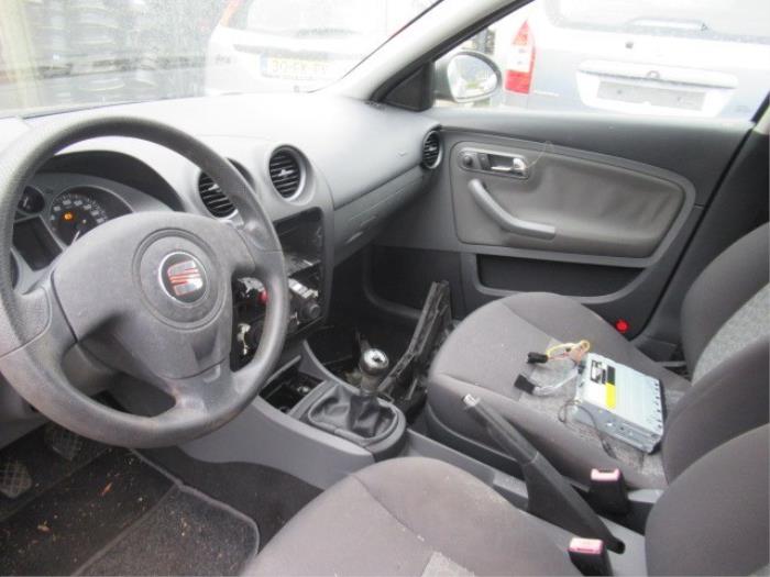 Left airbag (steering wheel) from a Seat Ibiza III (6L1) 1.4 16V 85 2007