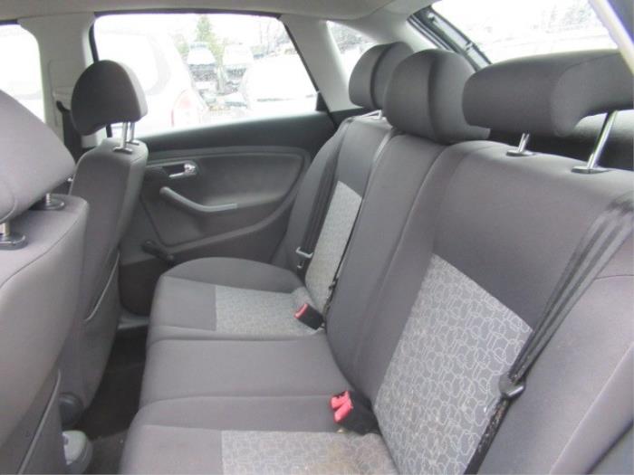 Lengüeta de cinturón de seguridad derecha detrás de un Seat Ibiza III (6L1) 1.4 16V 85 2007