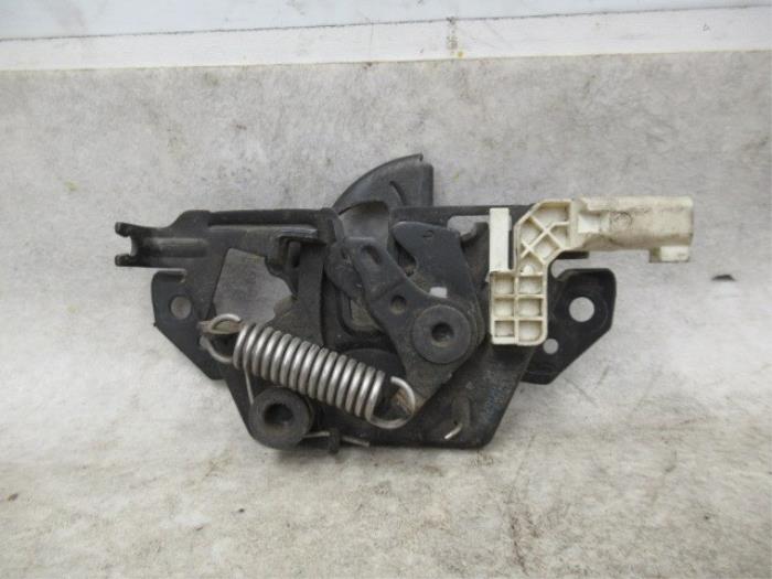 Bonnet lock mechanism from a Ford Transit Connect (PJ2) 1.6 TDCi 16V 95 2016