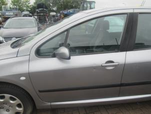Używane Drzwi lewe przednie wersja 4-drzwiowa Peugeot 307 (3A/C/D) 1.6 16V Cena € 98,00 Procedura marży oferowane przez Boekholt autodemontage B.V