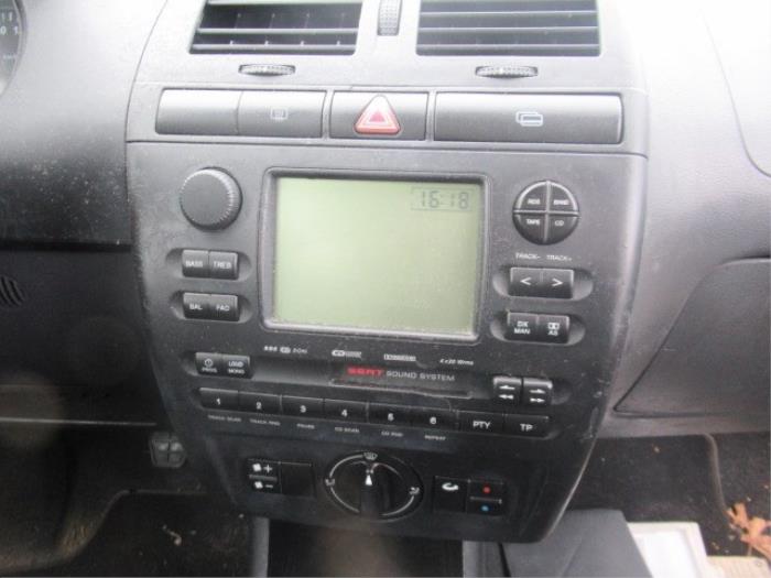 Radio de un Seat Ibiza II (6K1) 1.4 16V 2001