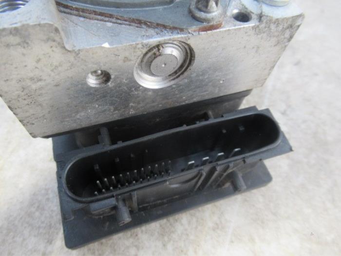 ABS Pumpe van een Renault Clio II (BB/CB) 1.2 16V 2005