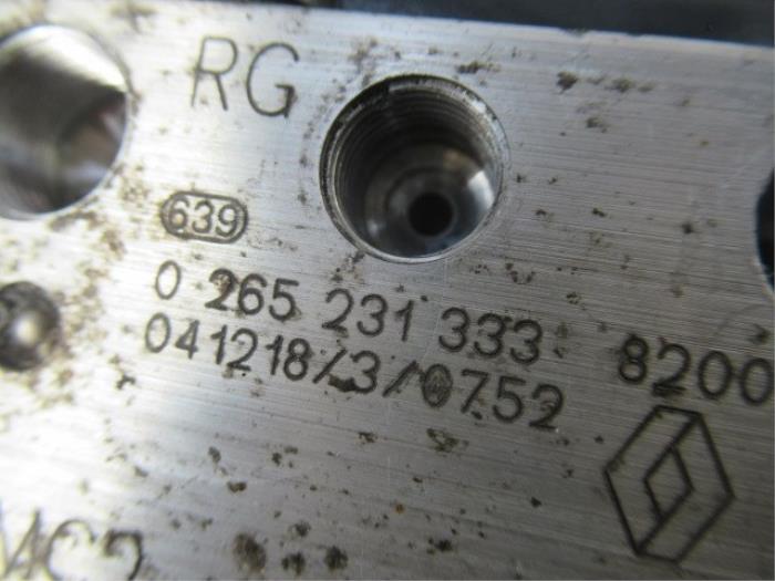 ABS Pumpe van een Renault Clio II (BB/CB) 1.2 16V 2005