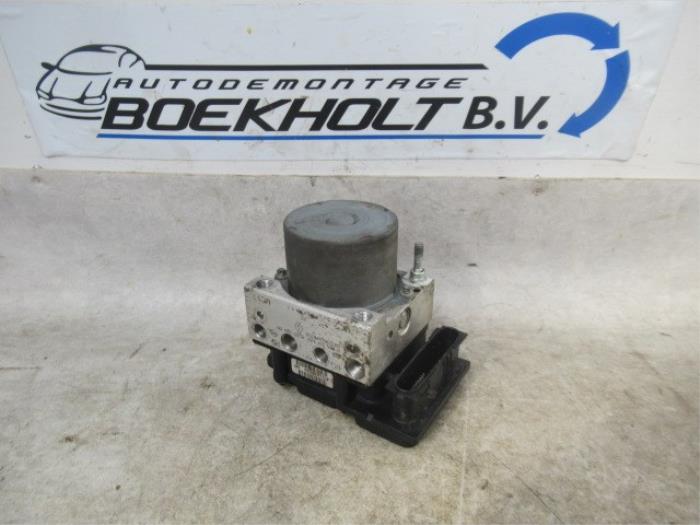 ABS Pumpe van een Renault Clio II (BB/CB) 1.2 16V 2005