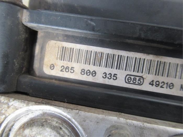 ABS Pumpe van een Renault Clio II (BB/CB) 1.2 16V 2005