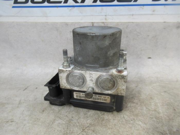 ABS Pumpe van een Renault Clio II (BB/CB) 1.2 16V 2005