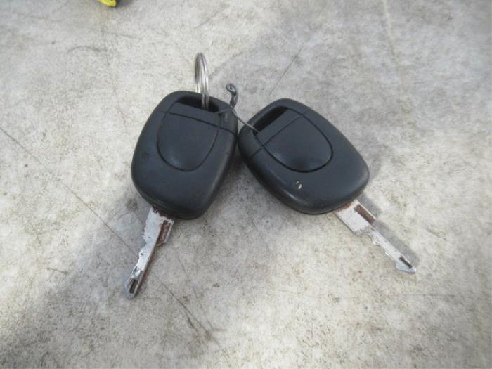 Ignition lock + key from a Renault Clio II (BB/CB) 1.2 16V 2005