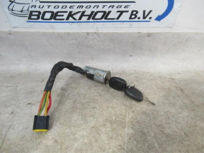 Ignition lock + key from a Renault Clio II (BB/CB) 1.2 16V 2005