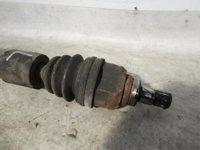 Antriebswelle links vorne van een Daihatsu Gran Move 1.6 16V 2002