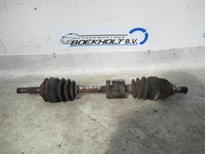 Antriebswelle links vorne van een Daihatsu Gran Move 1.6 16V 2002