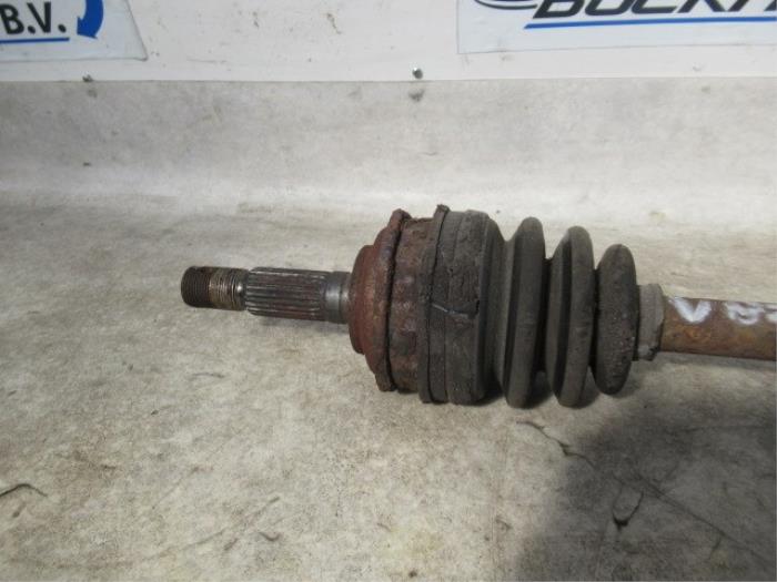 Antriebswelle links vorne van een Daihatsu Gran Move 1.6 16V 2002