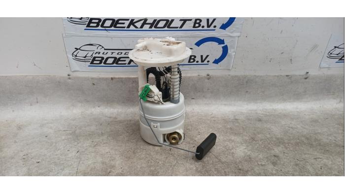 Używane Pompa benzynowa Renault Modus/Grand Modus (JP) 1.4 16V Cena € 49,00 Procedura marży oferowane przez Boekholt autodemontage B.V