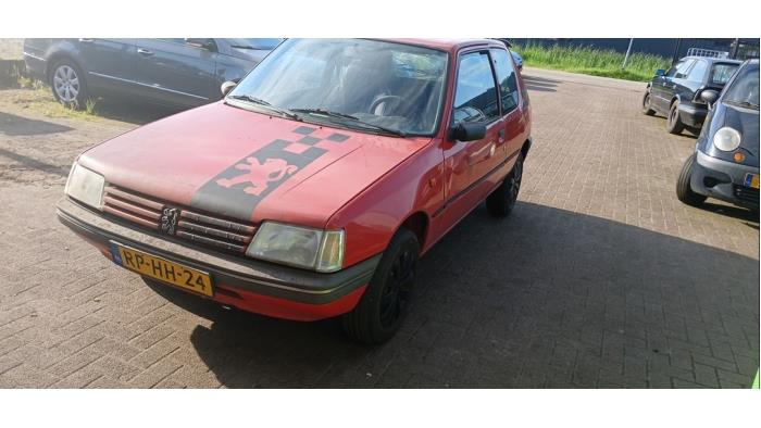 Begagnade Luftfilterhus Peugeot 205 II (20A/C) 1.4 Pris € 66,00 Marginaltabell erbjuds av Boekholt autodemontage B.V